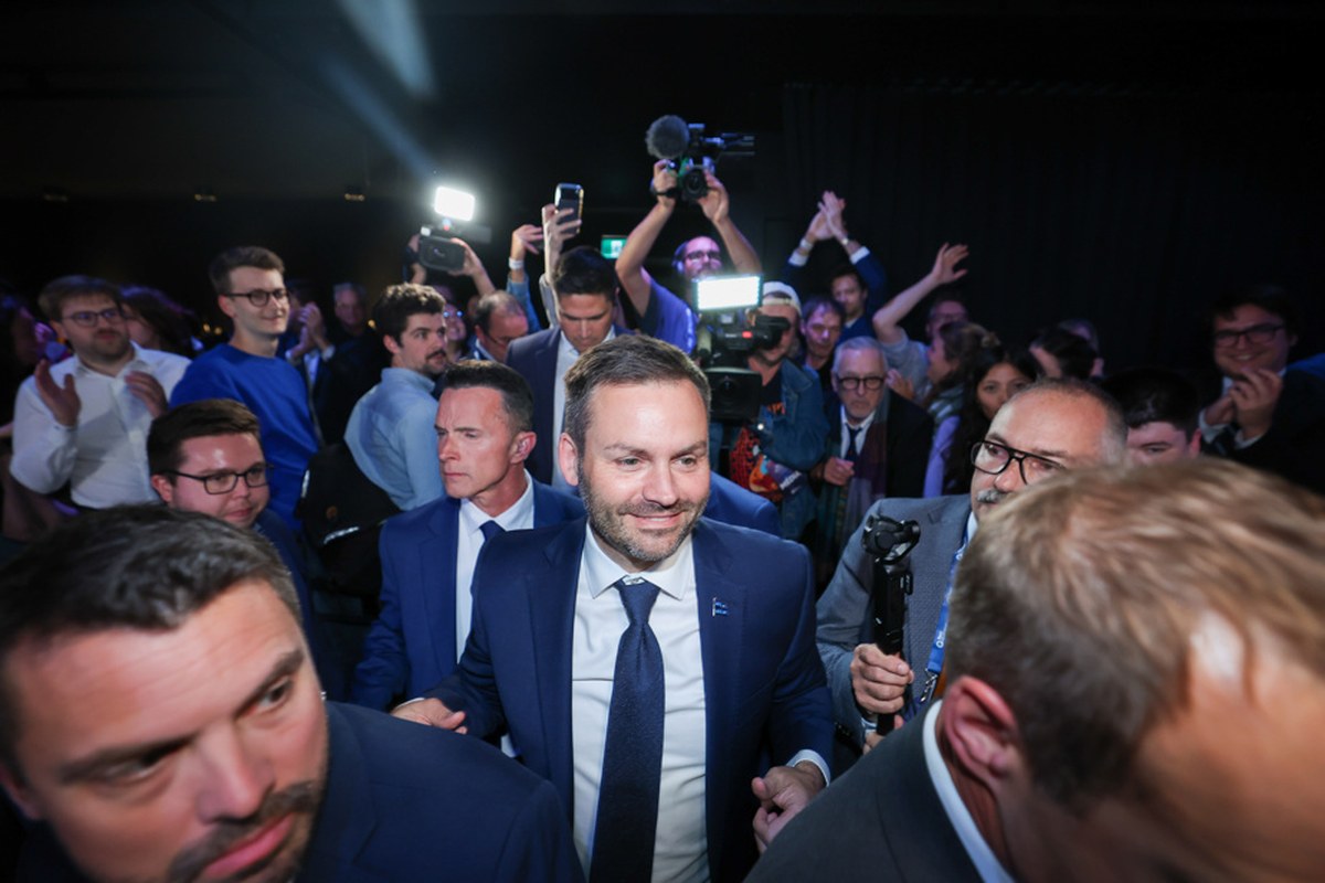 魁人党党魁 Paul St-Pierre Plamondon 在选举之夜被支持者和记者簇拥着走进会场