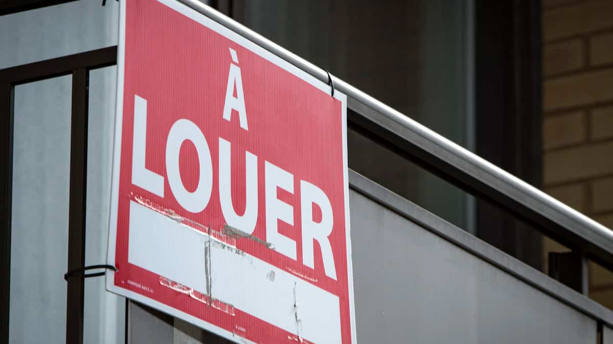 阳台栏杆上挂着一块红色的「À LOUER」（出租）牌子